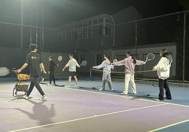 90后下班不刷手机，夜校挥汗学网球，生活却更充实？
