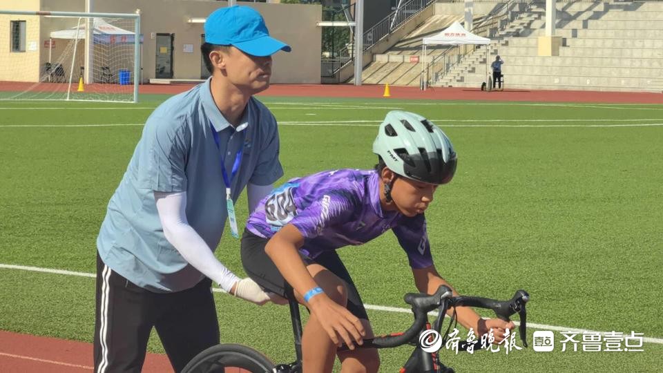 参赛人数创新高！“英派斯杯”青岛六运会青少年组自行车比赛开赛