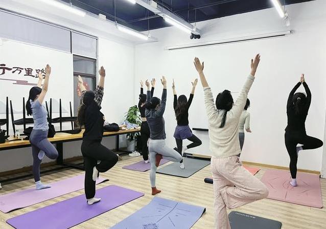90后下班不刷手机，夜校挥汗学网球，生活却更充实？