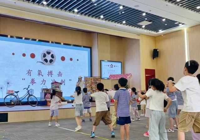 孩子扔手机玩踢毽子，笑声满场，父母童年游戏火了