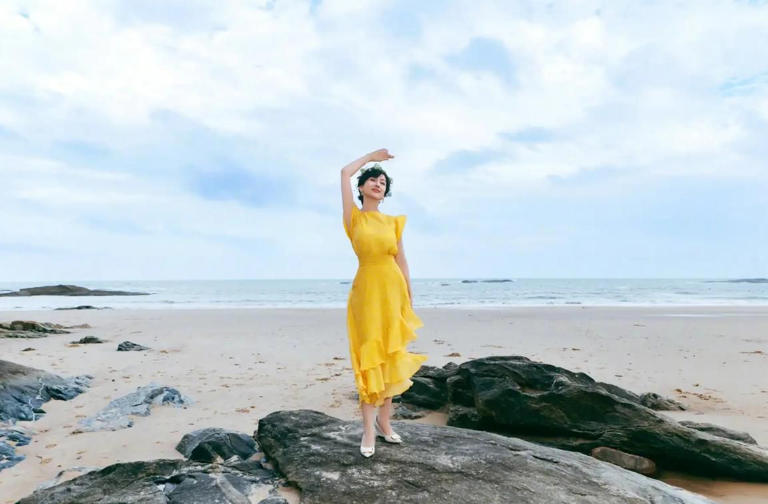 71岁赵雅芝海边美照曝光，黄裙加身明媚似少女！
