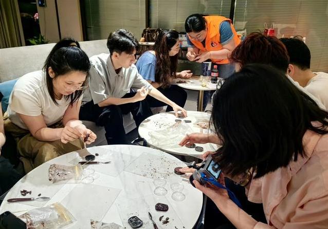 90后下班不刷手机，夜校挥汗学网球，生活却更充实？