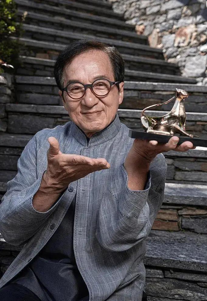 成龙瑞士领大奖！穿同件马褂，背后故事感动无数人？