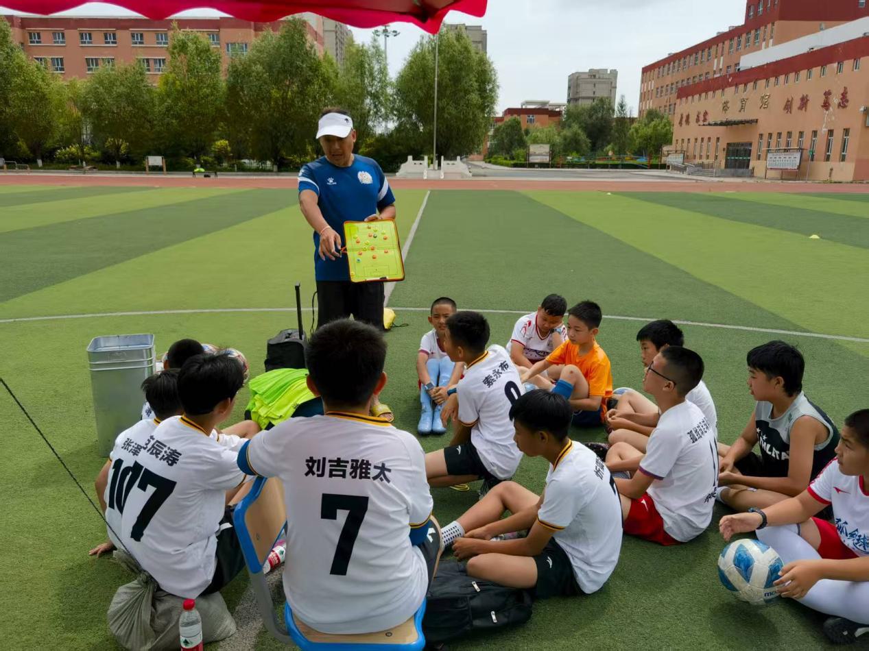 乌兰察布京蒙青少年足球夏令营闭幕：绿茵场上共筑成长梦