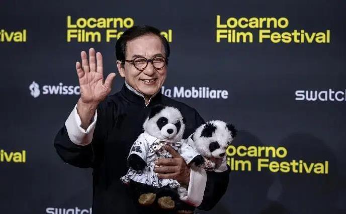 成龙瑞士领大奖！穿同件马褂，背后故事感动无数人？