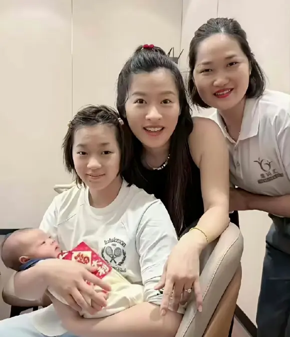 全红婵瘦了，晒与队友大头贴合照