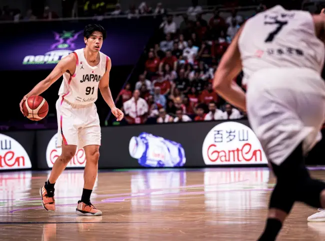 一场73-97，日本男篮崩盘出局！狂送15次失误，八强对阵出炉
