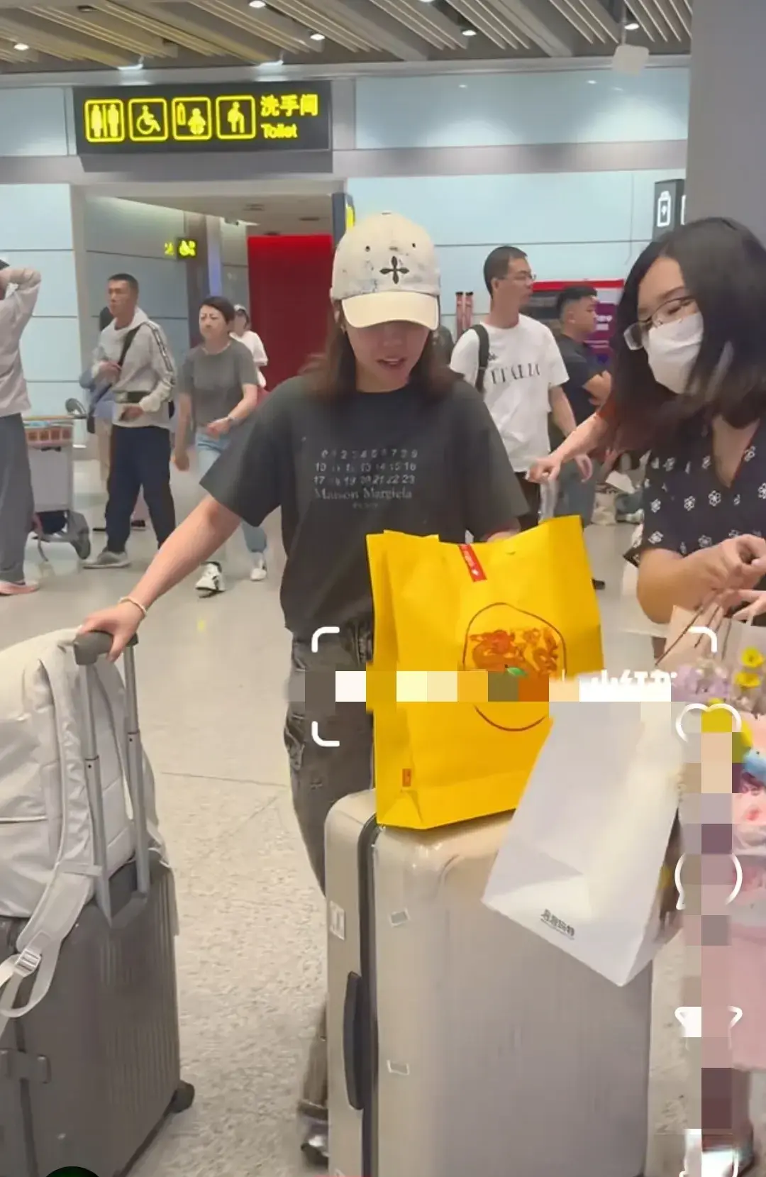 国乒昨日回京，陈幸同朋友来接机，马琳在机场找王楚钦要签名