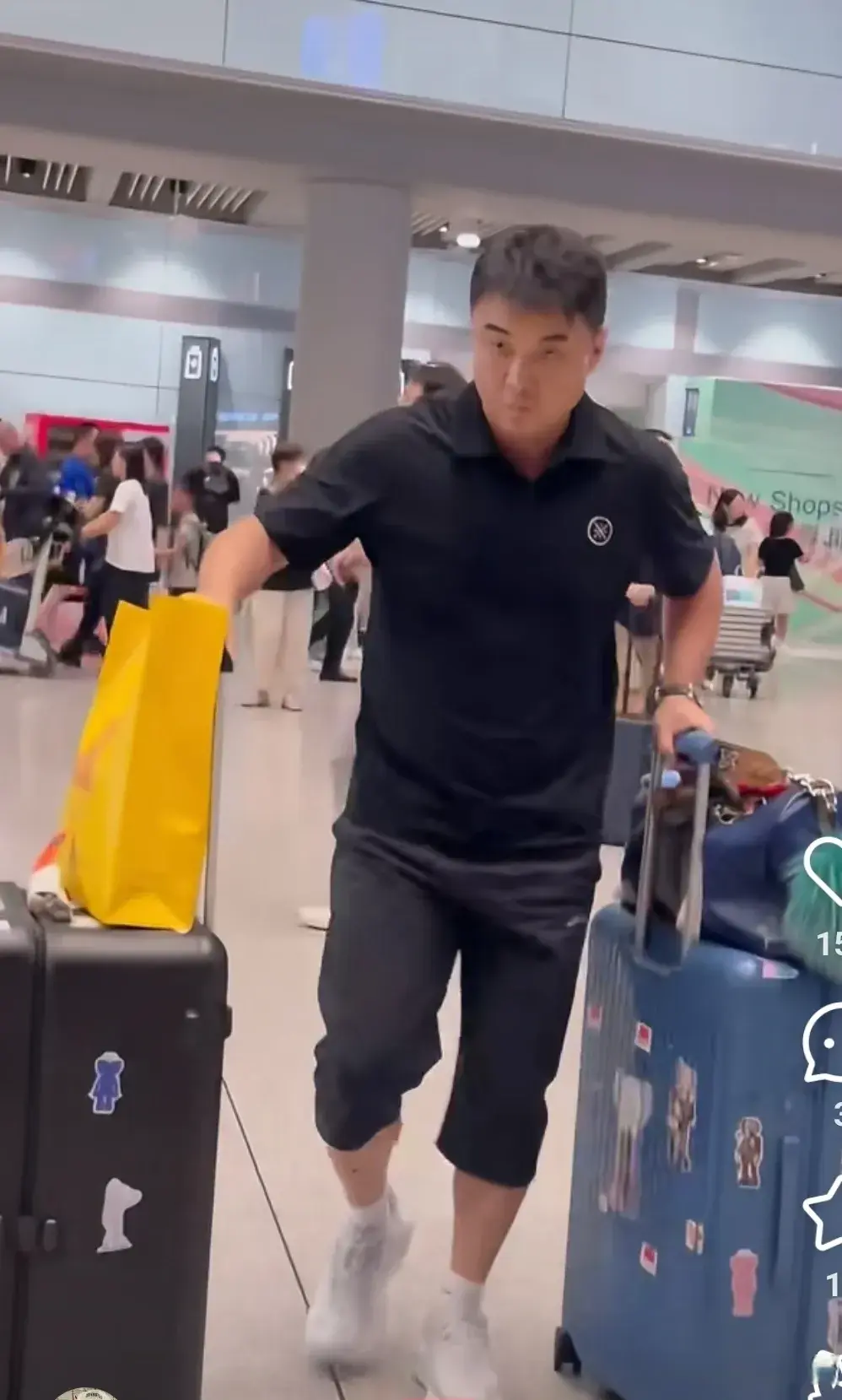 国乒昨日回京，陈幸同朋友来接机，马琳在机场找王楚钦要签名