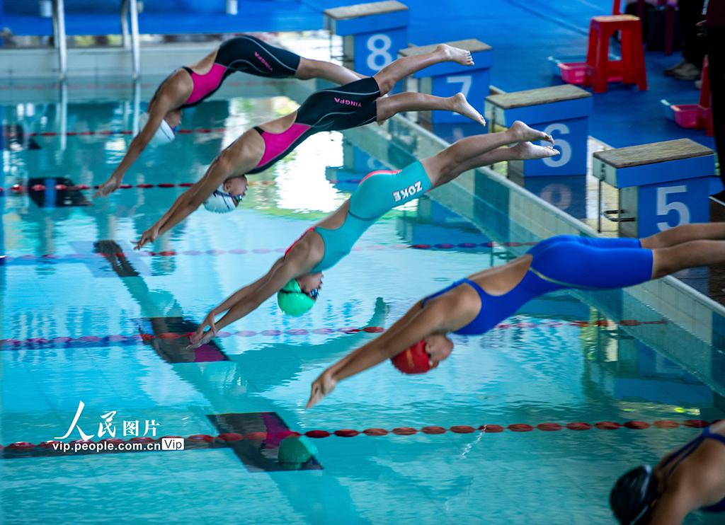 海南琼海：中小学生奋“泳”竞技