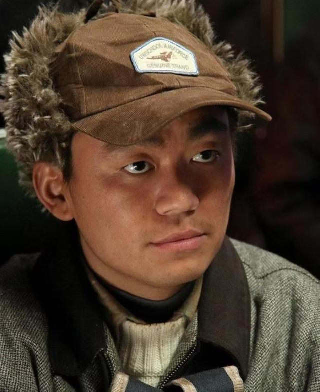 43岁王宝强近照曝光，坐姿霸气眼神犀利，办公室内景露出装修豪华