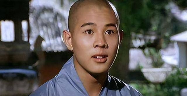 43岁王宝强近照曝光，坐姿霸气眼神犀利，办公室内景露出装修豪华