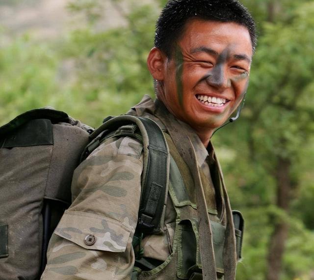 43岁王宝强近照曝光，坐姿霸气眼神犀利，办公室内景露出装修豪华