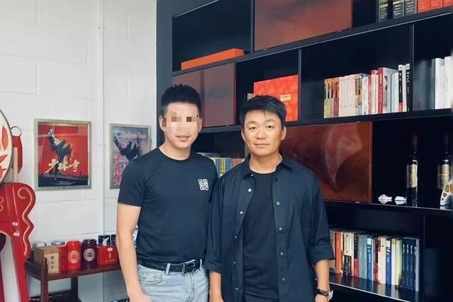 43岁王宝强近照曝光，坐姿霸气眼神犀利，办公室内景露出装修豪华