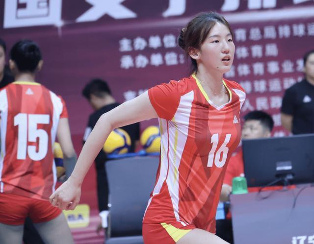 国际排联点名表扬！中国女排19岁新星完美蜕变，未来或看齐颜妮