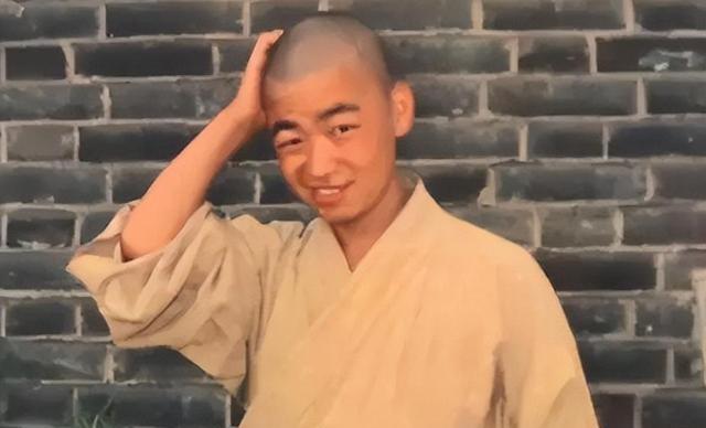 43岁王宝强近照曝光，坐姿霸气眼神犀利，办公室内景露出装修豪华