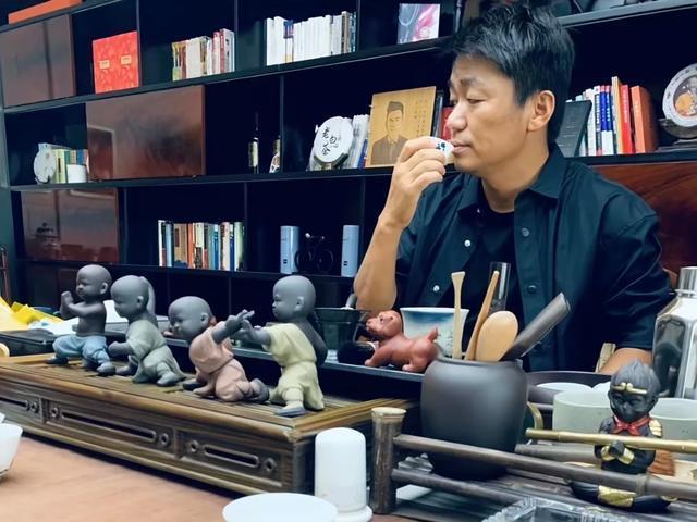 43岁王宝强近照曝光，坐姿霸气眼神犀利，办公室内景露出装修豪华