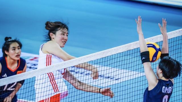 国际排联点名表扬！中国女排19岁新星完美蜕变，未来或看齐颜妮