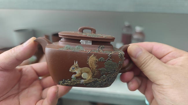 自贡荣县丁玉蝶工作室开窑：手拍方壶破局而出 一方顶十圆显匠心