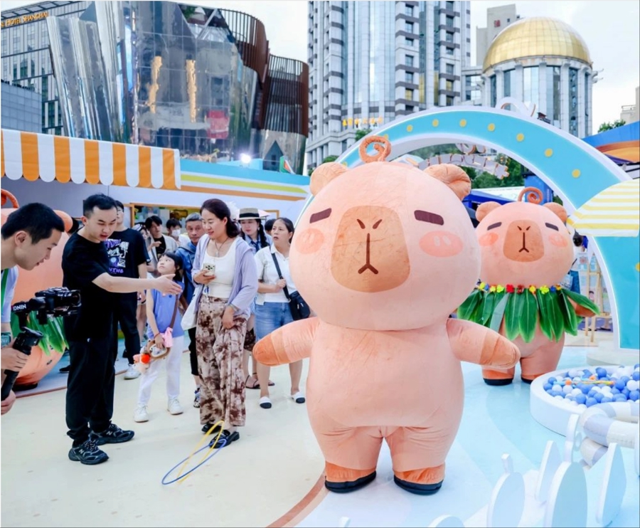 城市客厅的“联动效应”：篮球点亮南京东路，消费与社交被重新组织