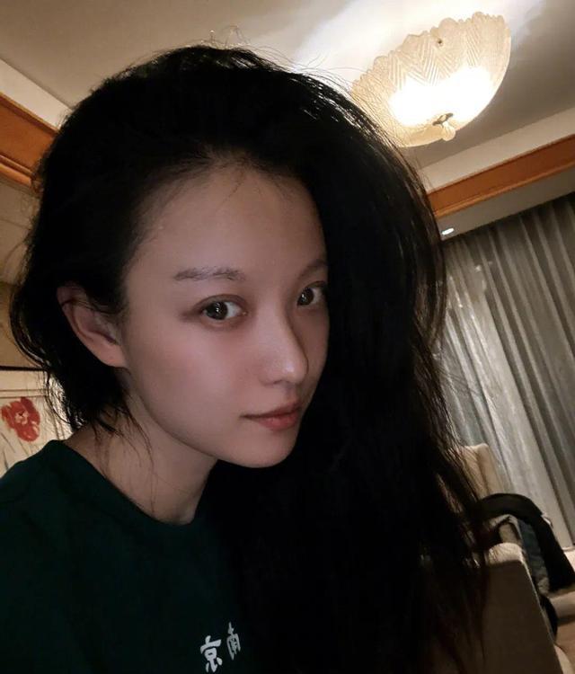 倪妮采访中大方表白：我喜欢樊振东，心理素质太强了，网友：“谁能不喜欢咚咚大王”