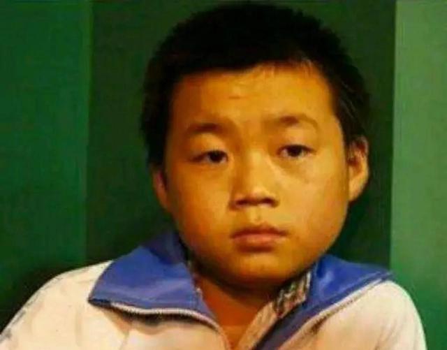 43岁王宝强近照曝光，坐姿霸气眼神犀利，办公室内景露出装修豪华