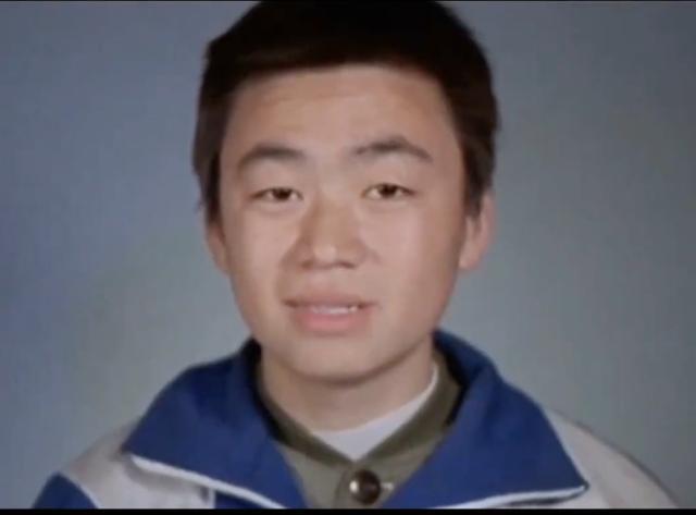 43岁王宝强近照曝光，坐姿霸气眼神犀利，办公室内景露出装修豪华