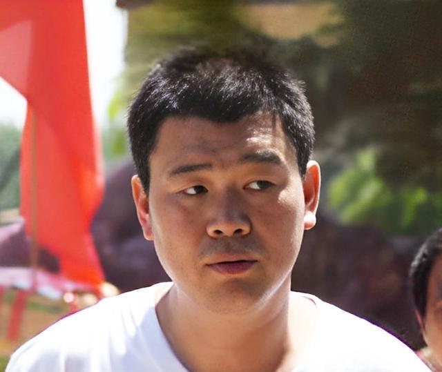 43岁王宝强近照曝光，坐姿霸气眼神犀利，办公室内景露出装修豪华