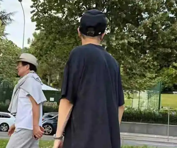 成龙在瑞士领“终身成就奖”，称自己上了年纪依然能打，台下掌声雷动