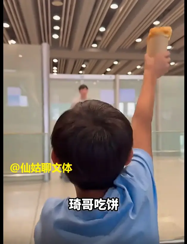 周琦结束治疗 从美国回到北京 儿子用鸡蛋灌饼接机 明晚解说男篮