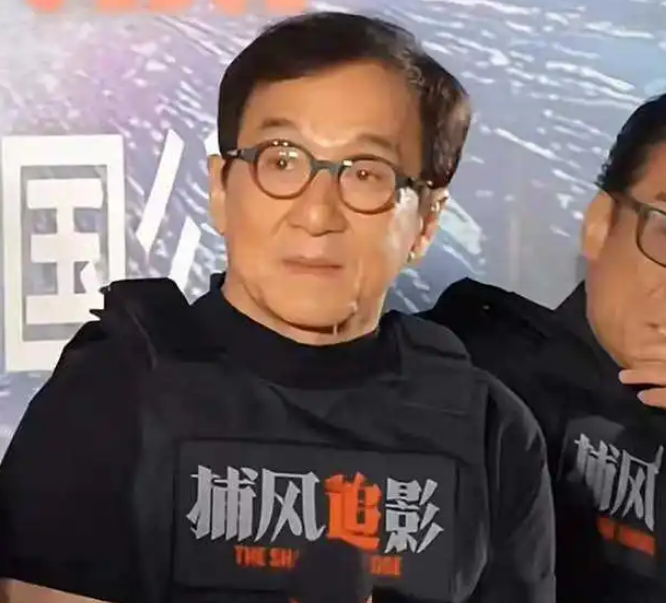 成龙在瑞士领“终身成就奖”，称自己上了年纪依然能打，台下掌声雷动