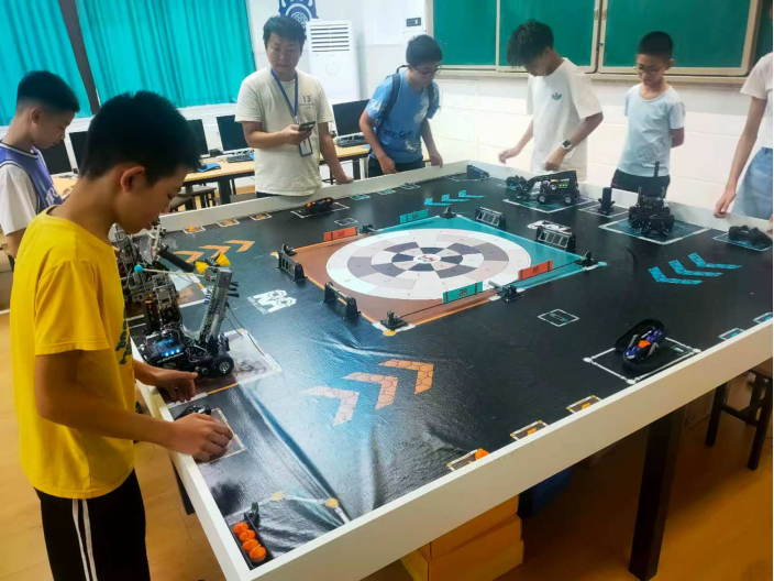 2025年青科赛落幕 成都二十中科创小组夺冰壶项目冠军