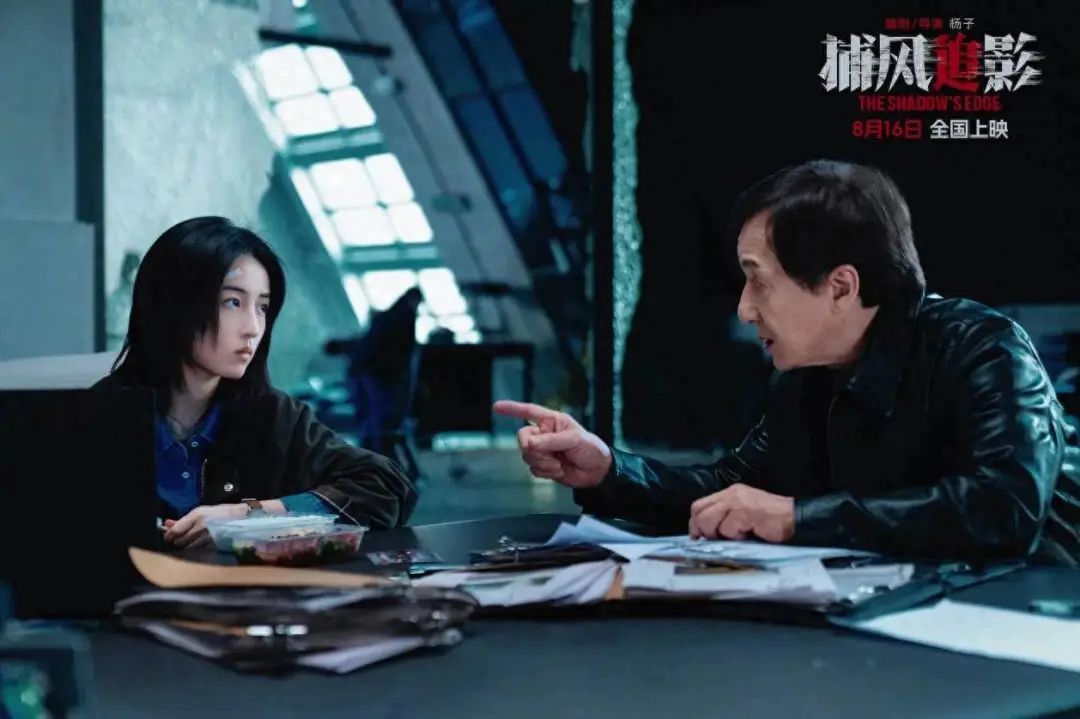 成龙在瑞士领“终身成就奖”，称自己上了年纪依然能打，台下掌声雷动