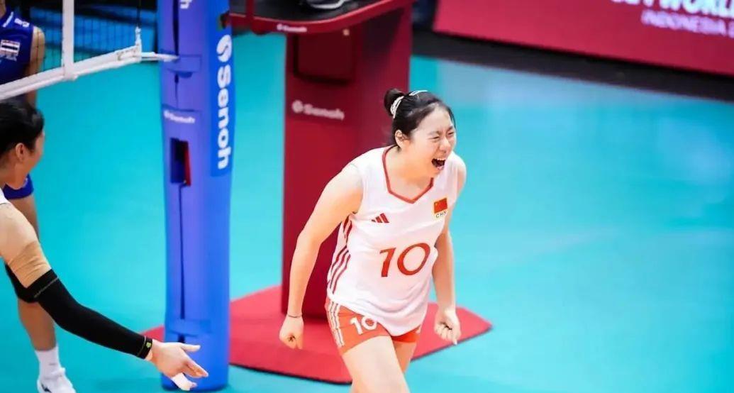 挺进八强！中国女排3-0轻松拿下泰国，优势明显，创造6连胜战绩！