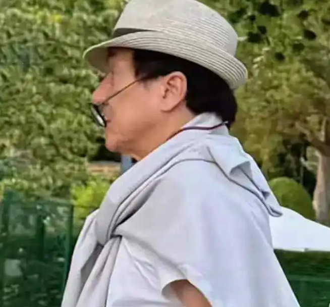 成龙在瑞士领“终身成就奖”，称自己上了年纪依然能打，台下掌声雷动