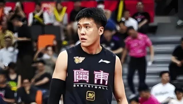 只差官宣！北京男篮首笔补强成功，黄荣奇完成签约，替补陈盈骏！