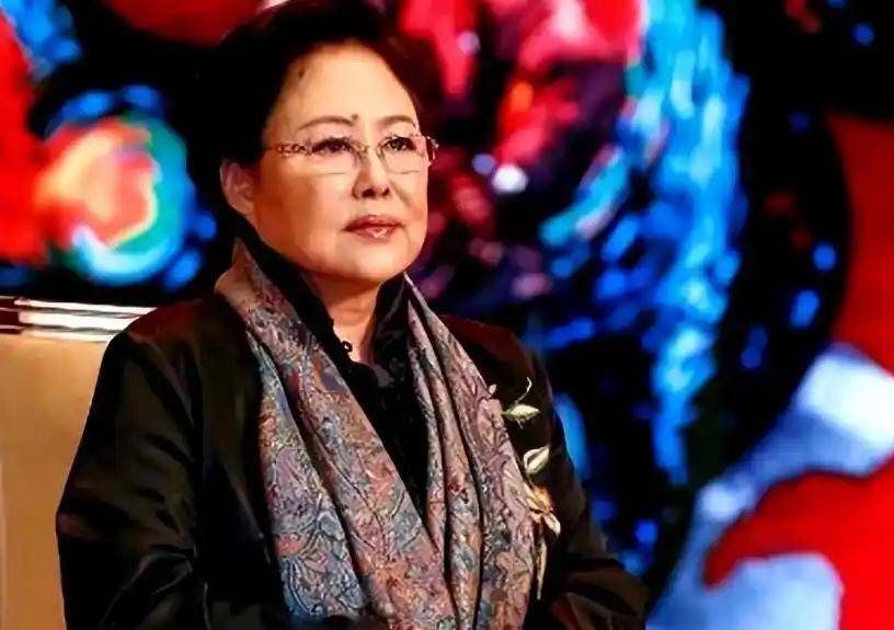 被取消一级演员，75岁独居国外的斯琴高娃，现状曝光了令人唏嘘