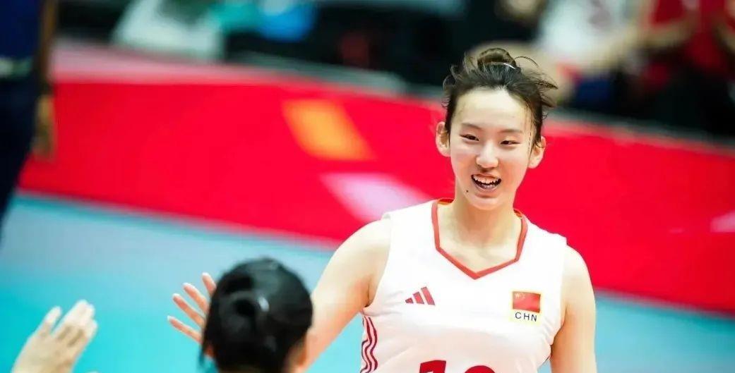 挺进八强！中国女排3-0轻松拿下泰国，优势明显，创造6连胜战绩！