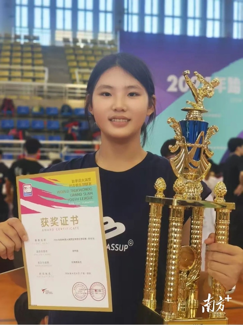 广二师附属阳西第二中学高三学生王熙晨夺得青年组女子+63kg个人竞技项目全国亚军。受访者供图