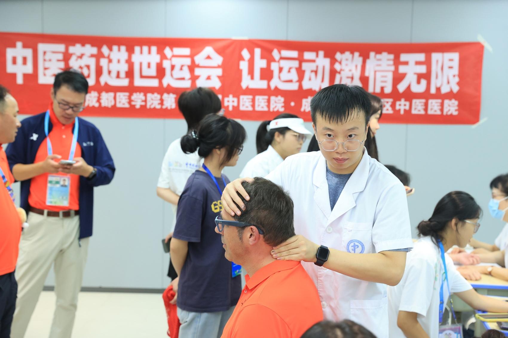 “王不留行籽”给耳朵点穴世运会外国运动员体验中医“神奇”