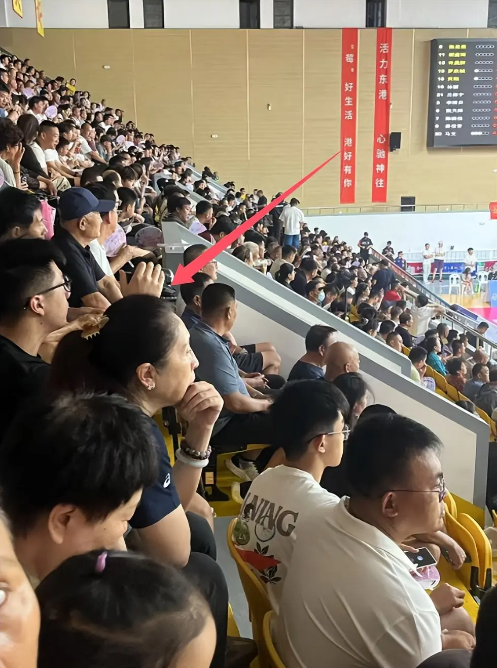 为广东女篮探敌情！郑薇观战川苏之战 躲避镜头+快速离场为哪般？
