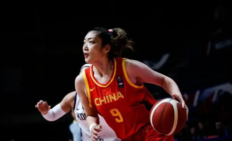 为广东女篮探敌情！郑薇观战川苏之战 躲避镜头+快速离场为哪般？