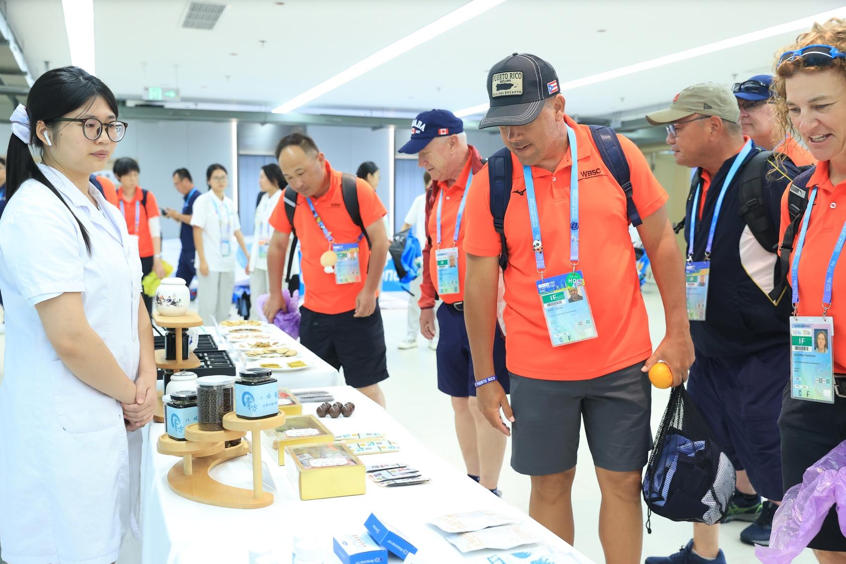 “王不留行籽”给耳朵点穴世运会外国运动员体验中医“神奇”