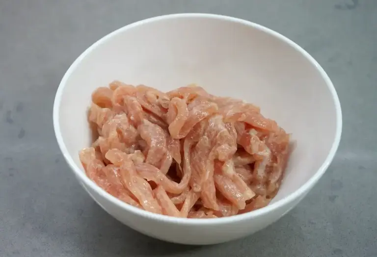 瘦肉总是炒不好？教你一招，又香又嫩，不腥不柴，配啥菜都好吃