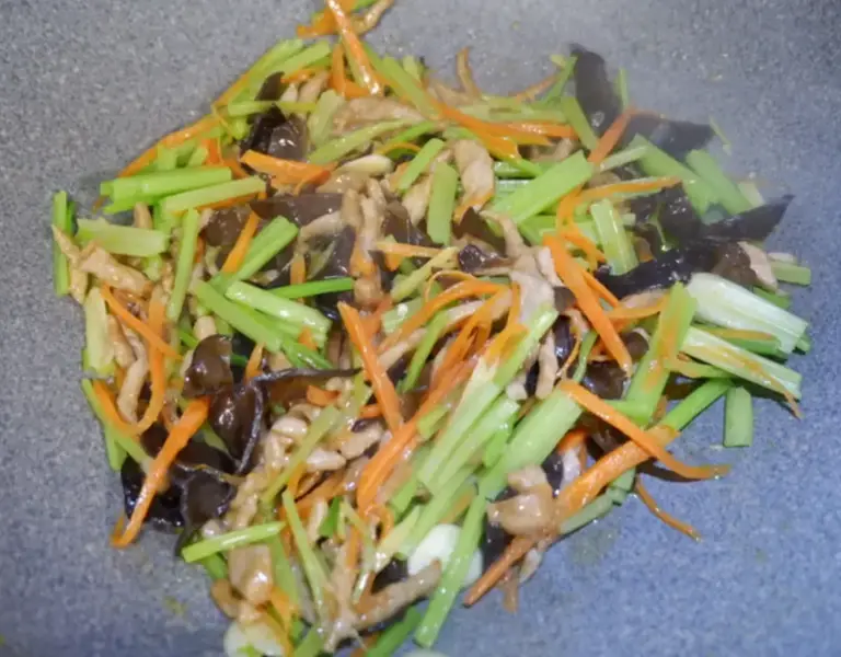 瘦肉总是炒不好？教你一招，又香又嫩，不腥不柴，配啥菜都好吃