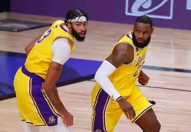 NBA传奇控卫斯托克顿：詹姆斯频繁“抱团”贬低了冠军的含金量