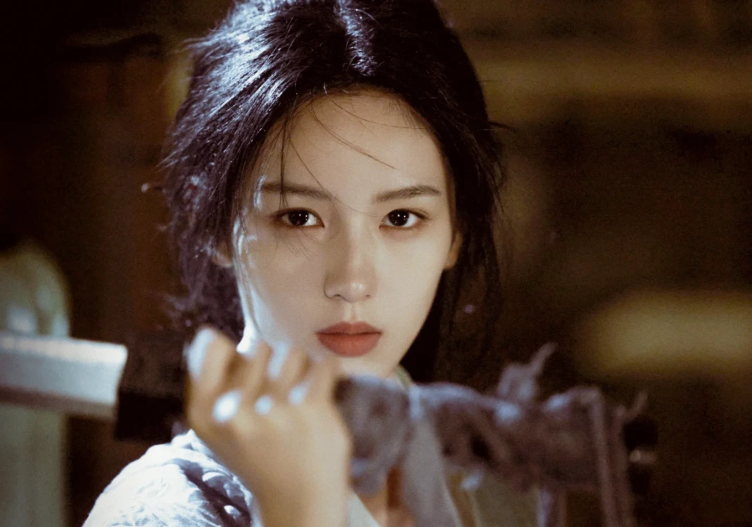 《锦月如歌》开播后，素有「95花颜霸」之称的周也，演技引发了新一轮的关注。 她饰演的女将军禾晏，本是何家长女。为保住家族爵位，被迫戴上面具扮做何家嫡长子「何如非」。 这幅冰冷的面具，一度扼杀过她，但也成就了她。 点击播放 GIF 让她