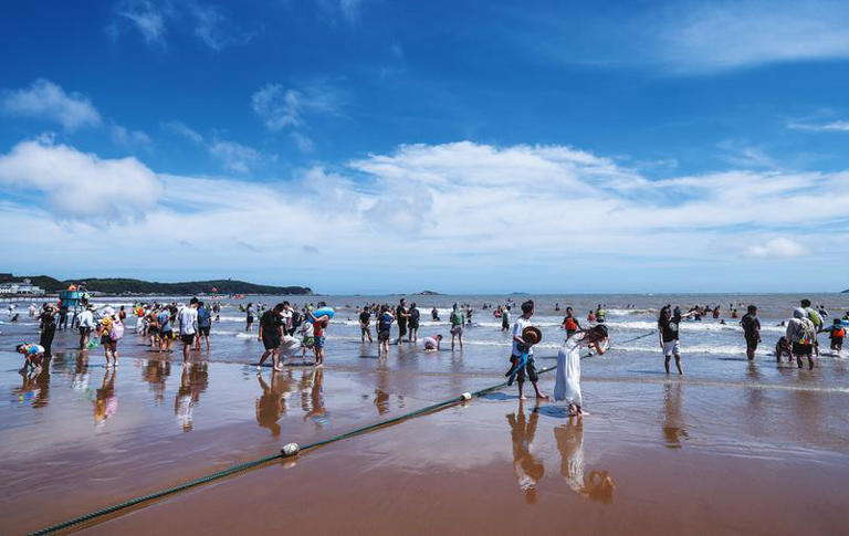 浙江舟山：东海之滨迎来暑期“游客潮”