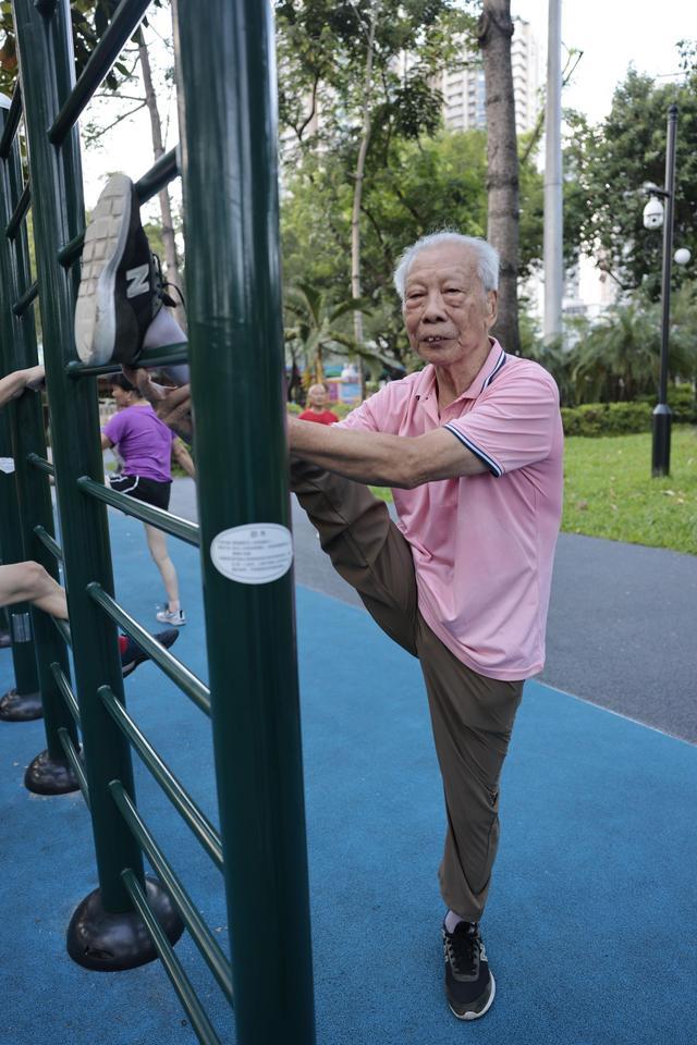 七旬大爷徒手单杠大回环洪湖公园里有一群老年健身达人