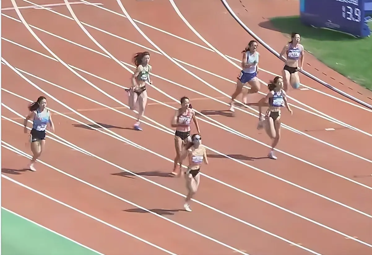 女子200米半决赛陈妤颉完全控场 跑出24秒36轻松拿到总成绩第一